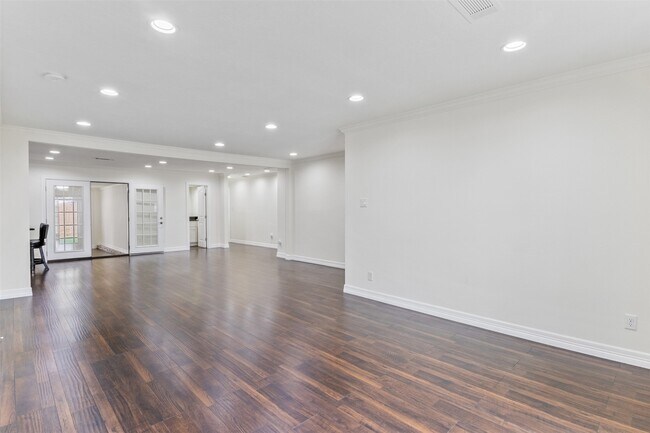 Foto del edificio - 1918 Crestdale Dr