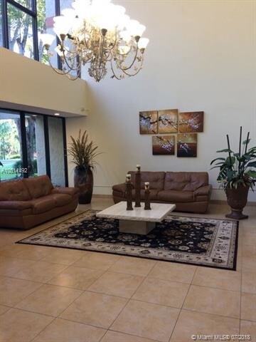 Foto del edificio - 16475 Golf Club Rd