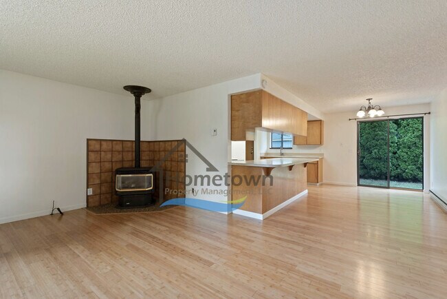 Foto del edificio - Great 3 Bedroom 2 Bath Duplex with Garage ...