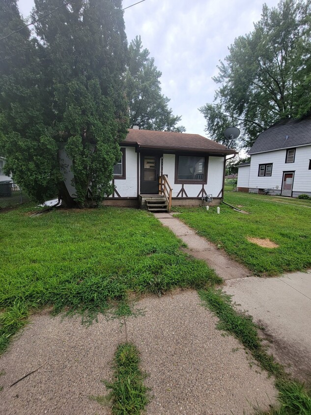 Foto principal - 2 Bedroom | 1 Bathroom Home in Waterloo Av...