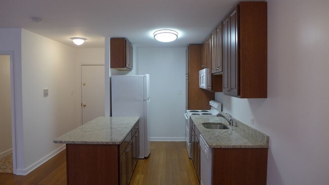 Building Photo - 808 W Junior Ter