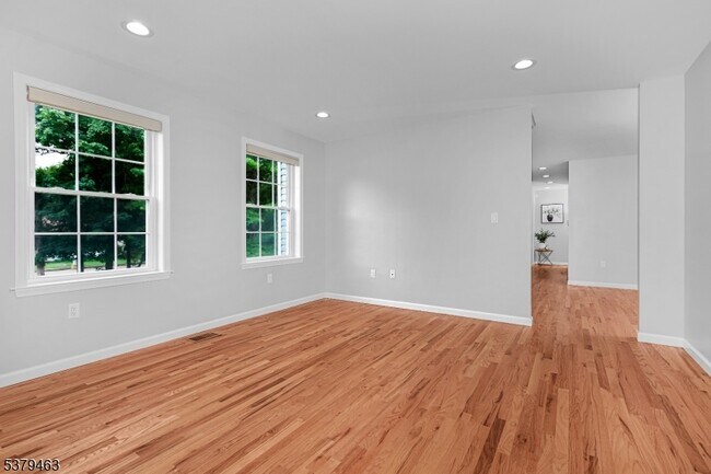 Foto del edificio - 24 Lawnwood Ave