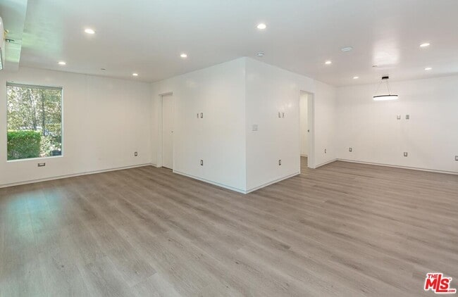 Building Photo - 613 6th Ave