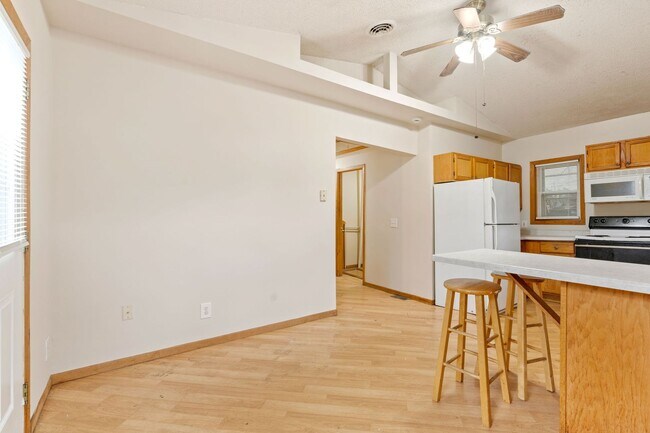 Building Photo - Modern 2-Bedroom Apartment in Hale with Fi...