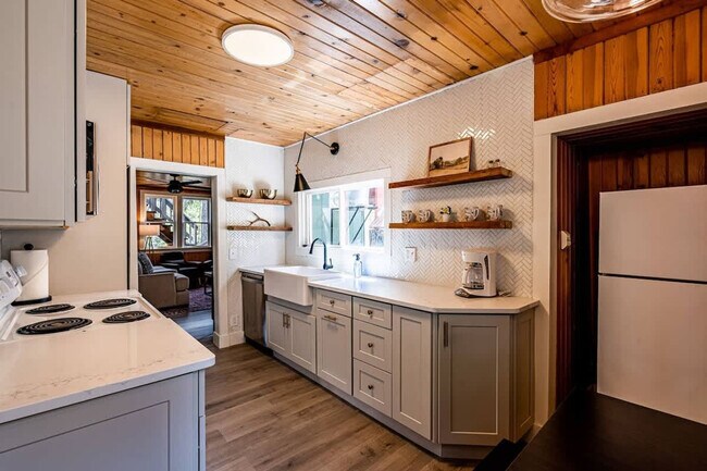 Foto del edificio - 1005 Yew Wood St