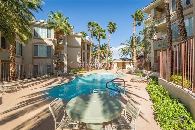Foto del edificio - Nice 2-Bedroom Condo in a Guard-Gated Comm...