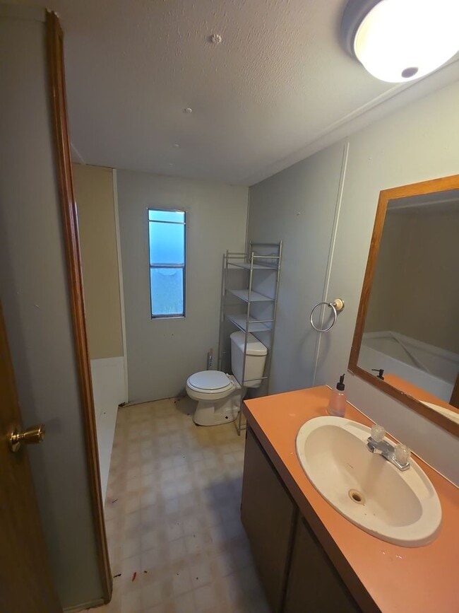 Foto del edificio - 2-Bedroom, 2-Bath Trailer with Scenic Views in Sparta, TN