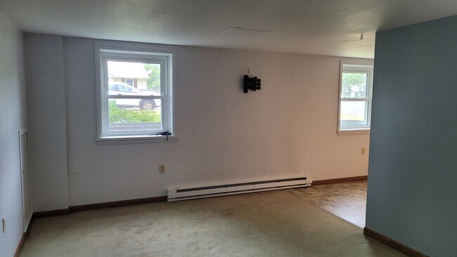 Livingroom - 250 E Cedar St