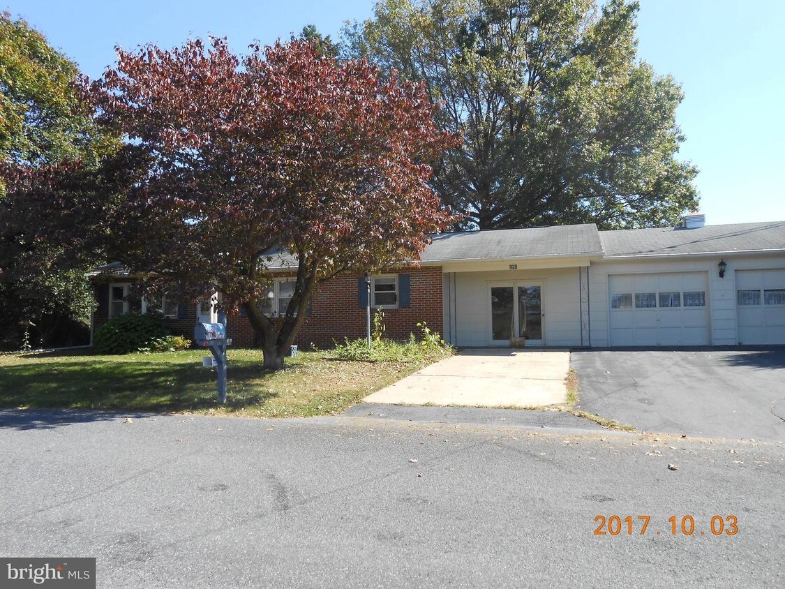 Primary Photo - 292 Cherry Ln Dr
