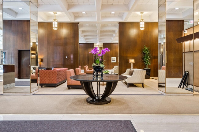 Foto del edificio - 1325 N State Pkwy
