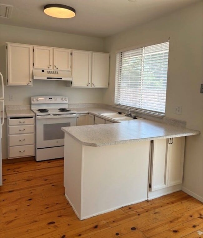 Building Photo - 3 Bedroom / 2 Bath Home in Kearns!
