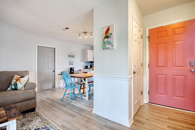 Building Photo - 306 Robin Hood Cir