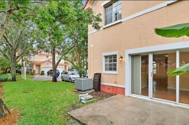 Foto del edificio - 8678 SW 23rd Ct