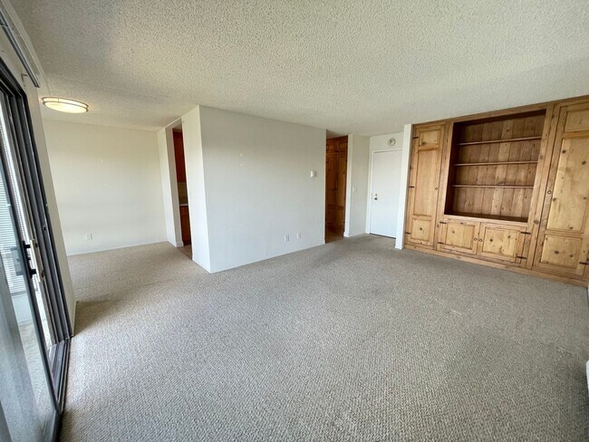 Building Photo - BEAUTIFUL WATER VIEW 1BD/1BA CONDO AVAILAB...