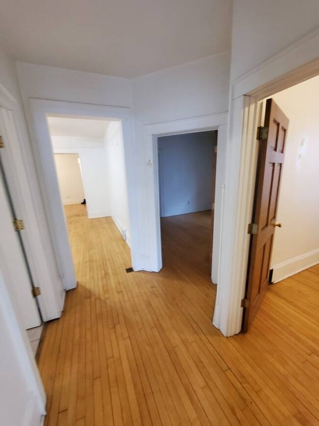 Building Photo - Spacious 5BED/2BATH Upper Near Marquette