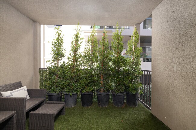 Foto del edificio - 1420 N Laurel Ave
