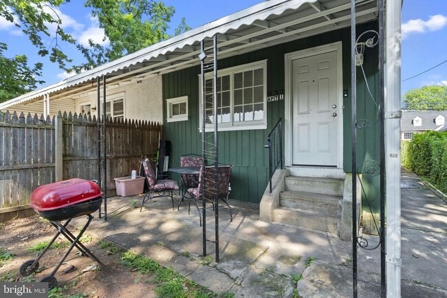 Building Photo - 832 Stanbridge St