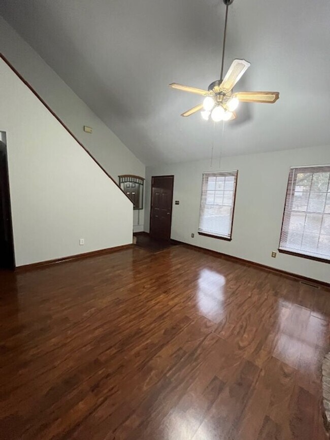 Foto del edificio - Huge 3 bedroom, 3 full bath home with partially finished basement! Large multi floor deck! First ...