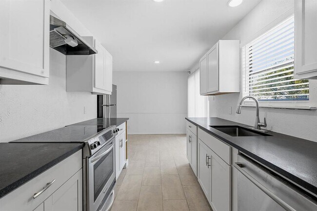 Building Photo - 2106 Lamplight Village Cir