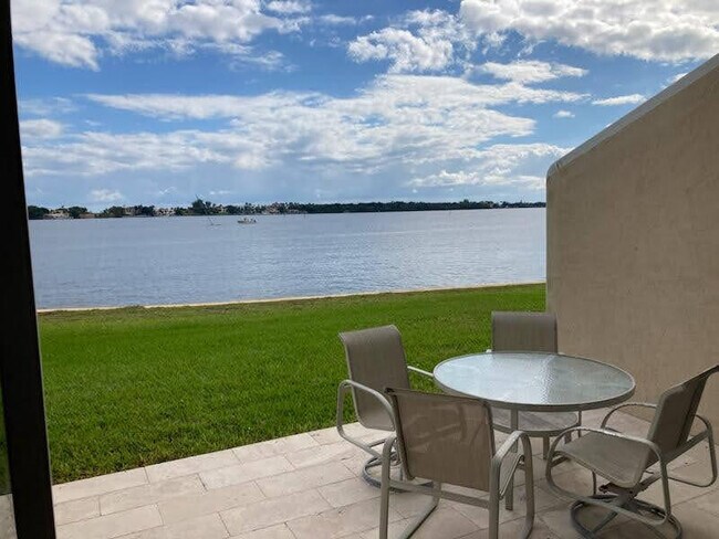 Foto del edificio - 60 N Lakeshore Dr