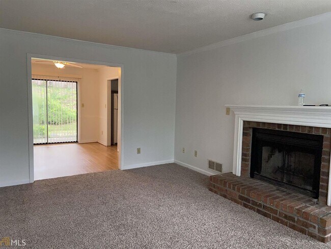 Foto del edificio - 253 Triple Oaks Dr