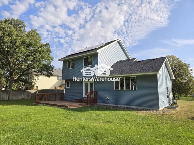 Building Photo - 5 Bedroom 3 Bathroom Split Entry with 3 Car Garage