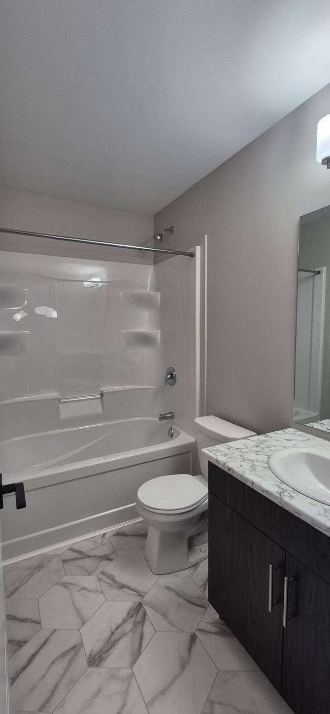Photo du bâtiment - 1365 Devonshire Dr W