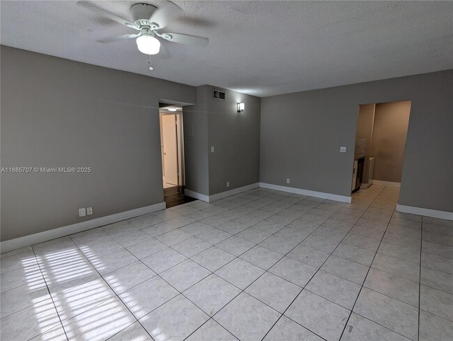 Building Photo - 10224 Twin Lakes Dr