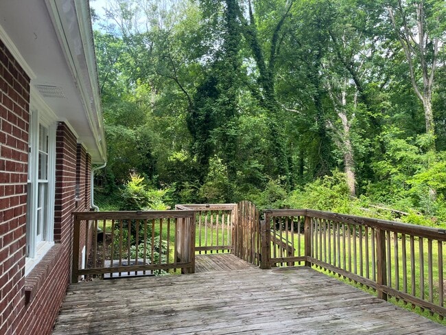 Building Photo - 402 Upper Highland Dr