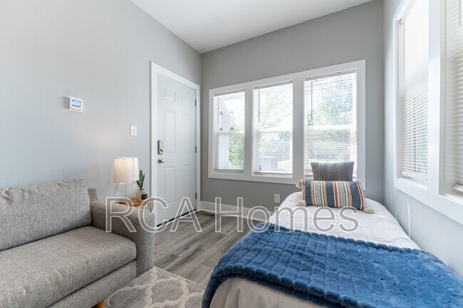 Foto del edificio - 2831 N Kenwood Ave