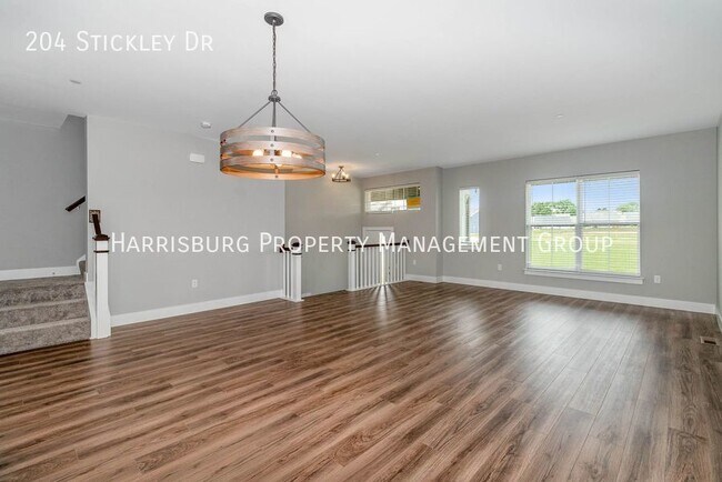 Foto del edificio - Cumberland Valley School District Town Hom...