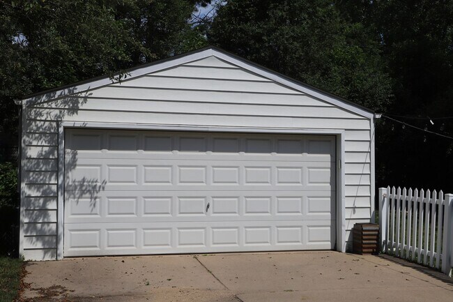 Foto del edificio - 6510 Cedar Lk Rd S