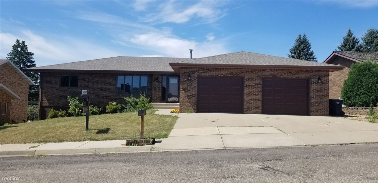 5 br, 2.5 bath House 503 9th Ave NW House for Rent in Mandan, ND