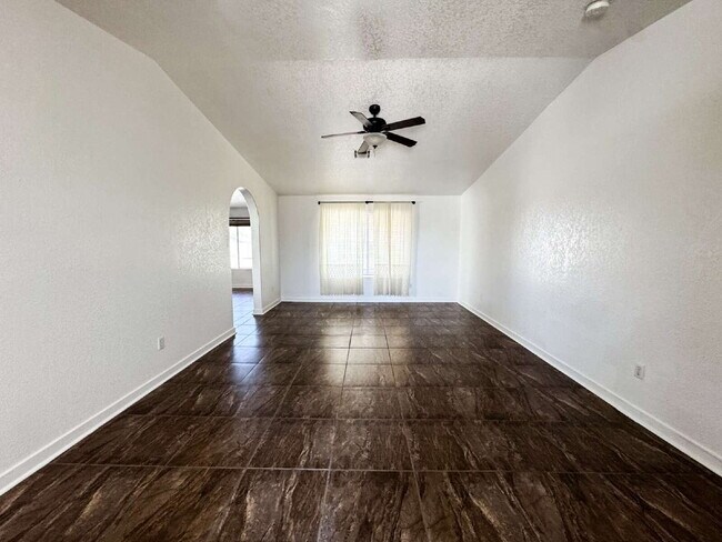 Foto del edificio - "Charming 4-Bedroom, 2 Bathroom Pool Home in Ocotillo!" HALF OFF FIRST MONTH'S RENT IF A LEASE IS...