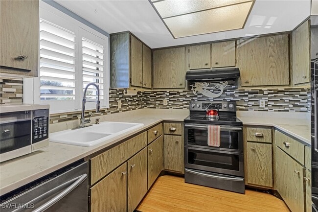 Building Photo - 300 Valley Stream Dr