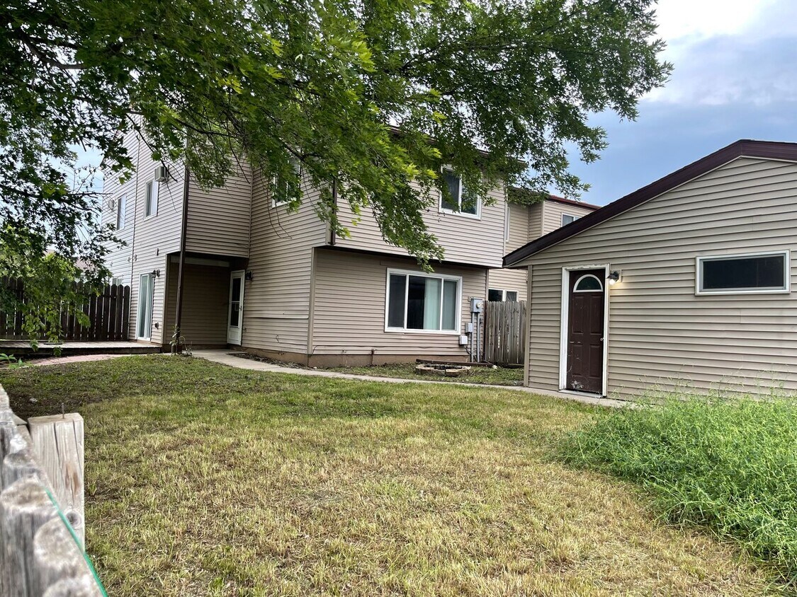 Building Photo - 3 Bed 1 Bath Townhome