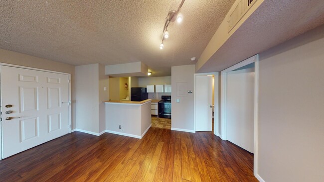 Foto del edificio - 1 BR 1 BA Condo    LAKEWOOD PARK **$300 OF...