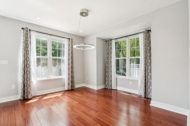 Building Photo - Townhouse with Private Yard in Packer Park