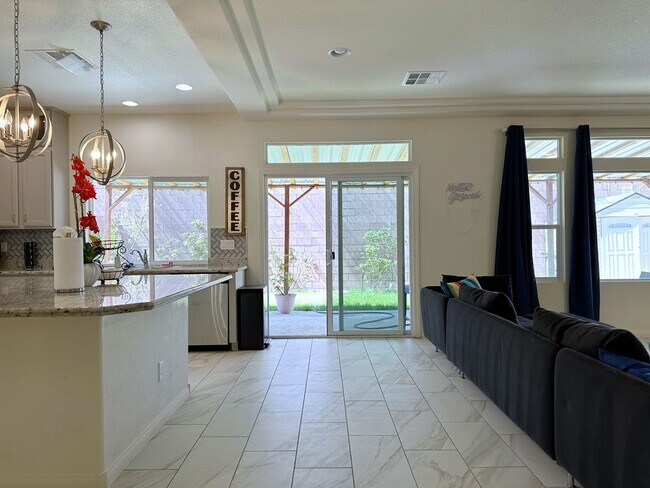 Building Photo - 4Bdrm/2.5bath Single Family Home - Fully Furnished