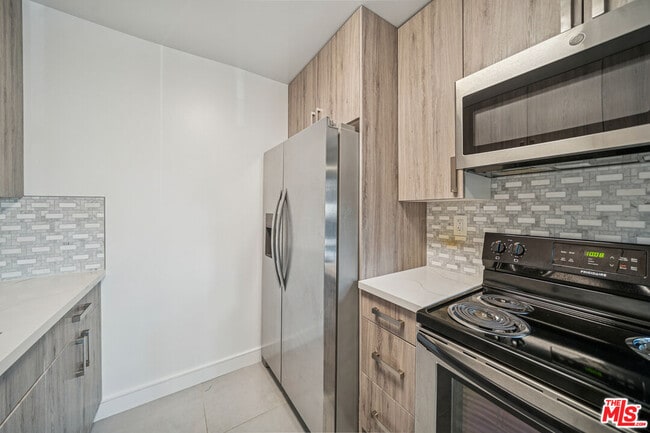 Building Photo - 7545 Hampton Ave