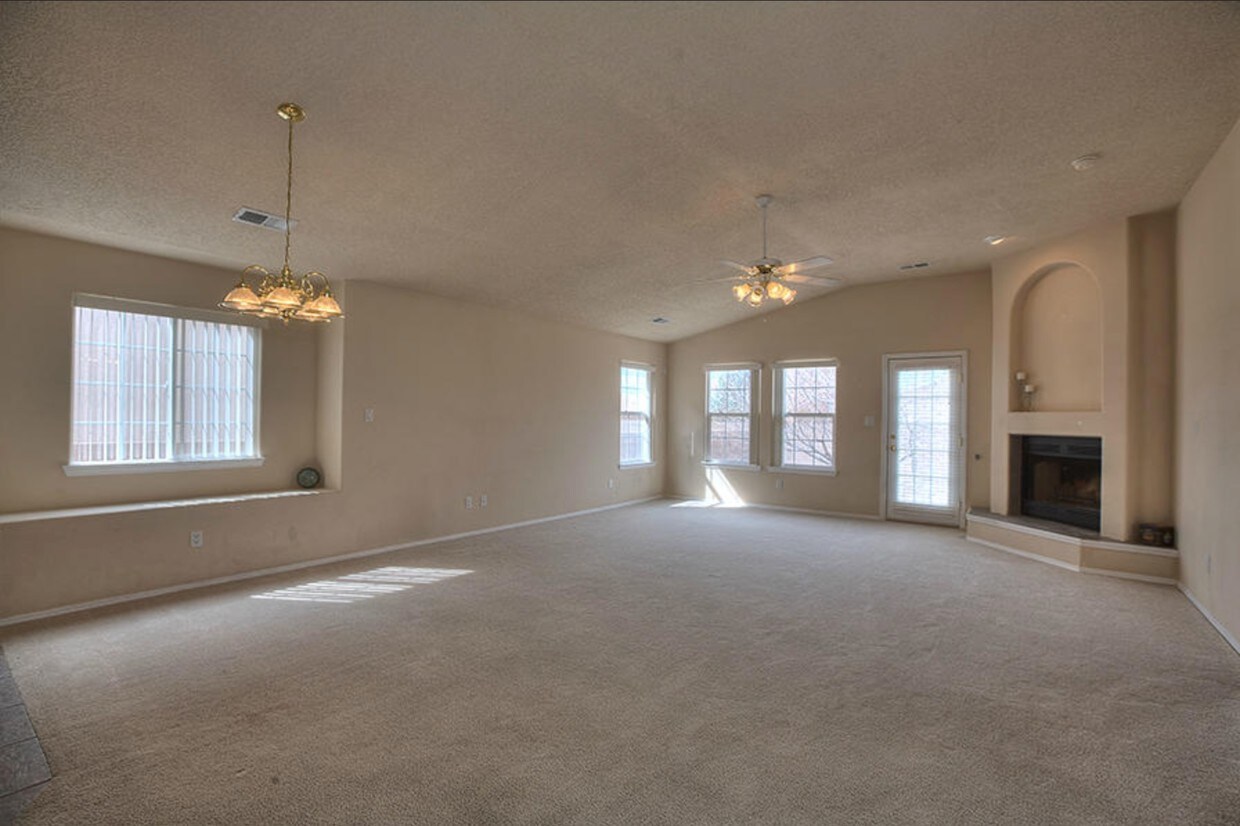 Foto principal - 6623 Country Hills Ct NW