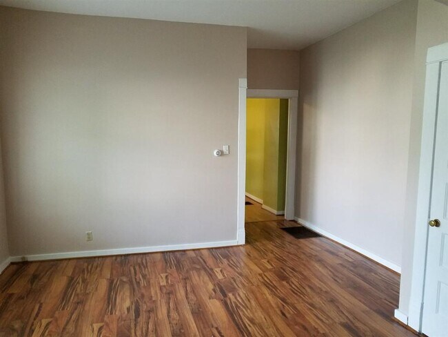Sala de estar*Photo de unidad*om similar - 180 E Scott St