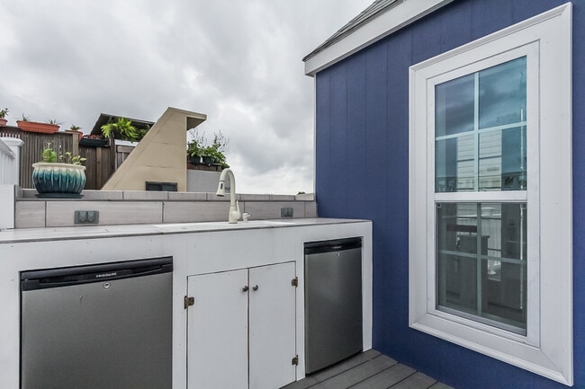 Building Photo - 736 Light St