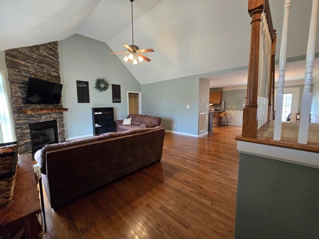 Building Photo - 594 Mountain View Dr