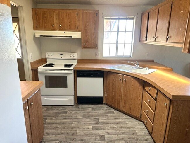 Building Photo - 3-bedroom 2-bath double wide in Southfork ...