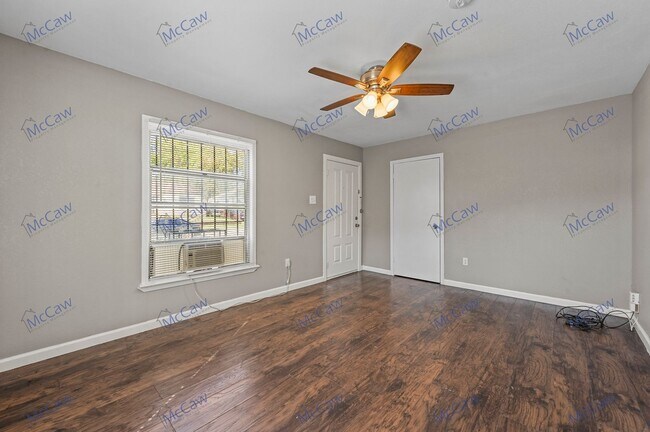Building Photo - Cute 1/1 Duplex in Dallas!