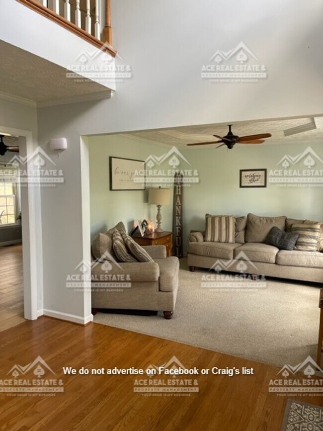 Building Photo - Baywood- Four Wood Drive