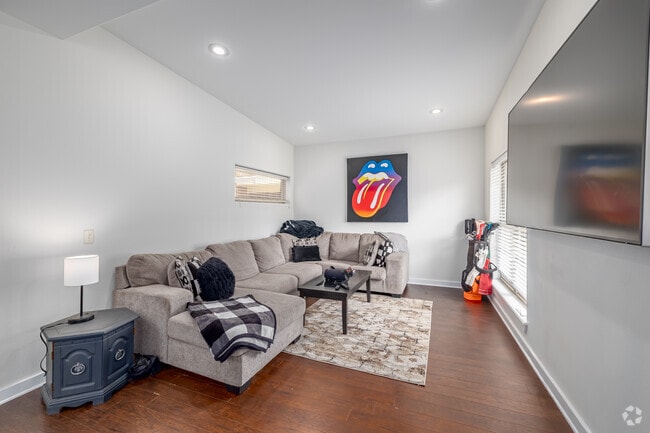 3BR, 4.5BA - 1,950SF - Living Room - Oakland Properties (3bed/3.5bath)