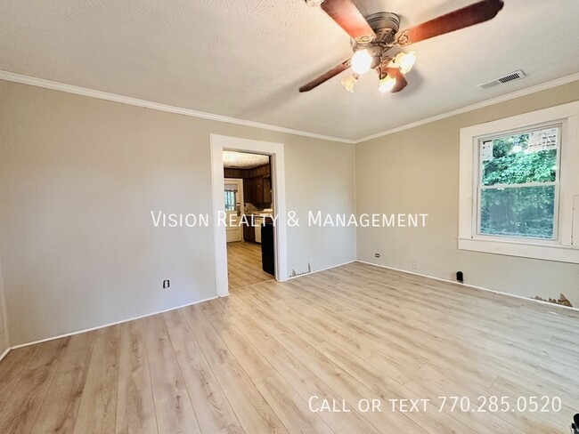 Building Photo - Newly Renovated Home! 3BD/2BA