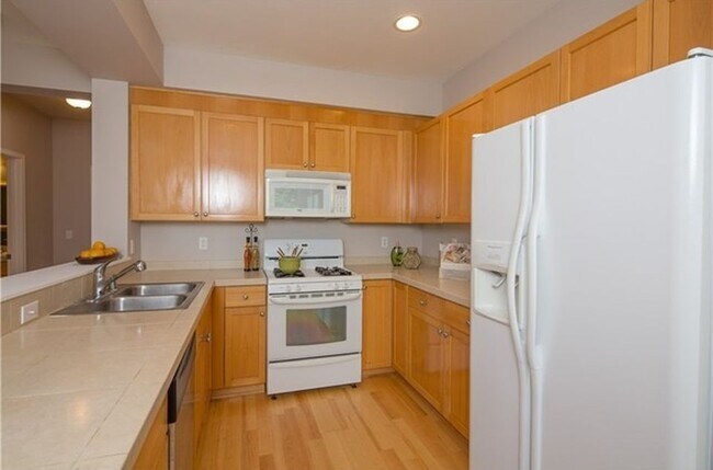 Foto del edificio - 3 bedroom Townhome in Renton Highlands